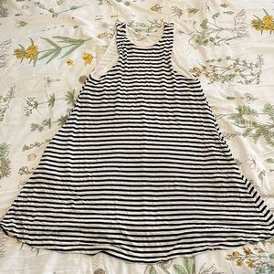 H&M size XS short, fun, sleeveless black and white striped dress with pockets!🚭